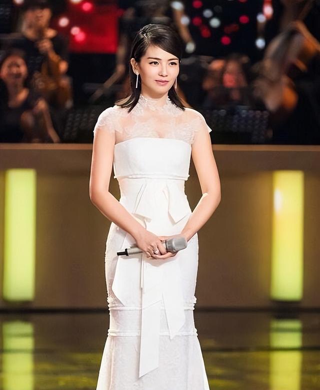 8位堪称“半身美人”的女星,穿上礼服惊艳四射,真实腿短又腿粗