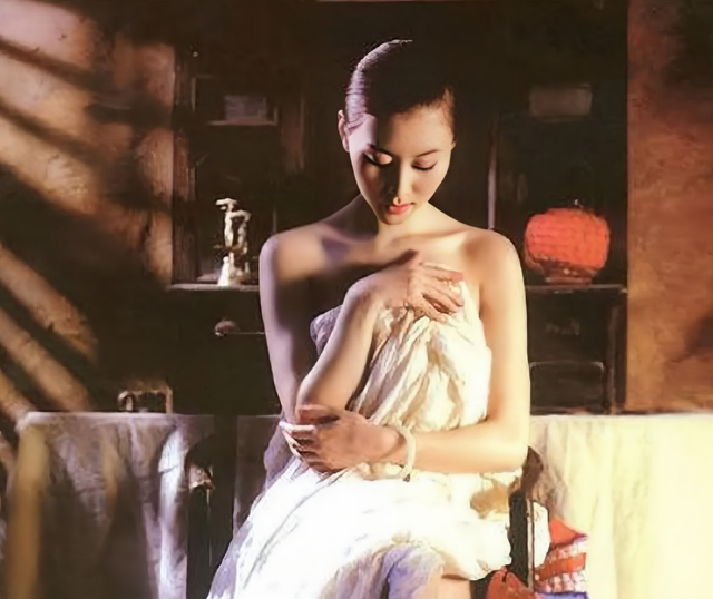 汤加丽:为拍全裸写真,与父亲决裂,和老公离婚,直言:不后悔