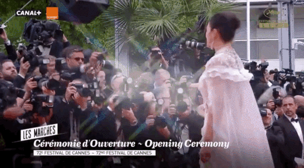 关晓彤薄荷绿礼服裙获赞，胡歌红毯上的“眨眼杀”好迷人！