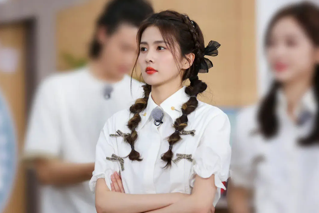 完美女神是假的，胯宽腿粗，溜肩没腰，生图揭露人间真实