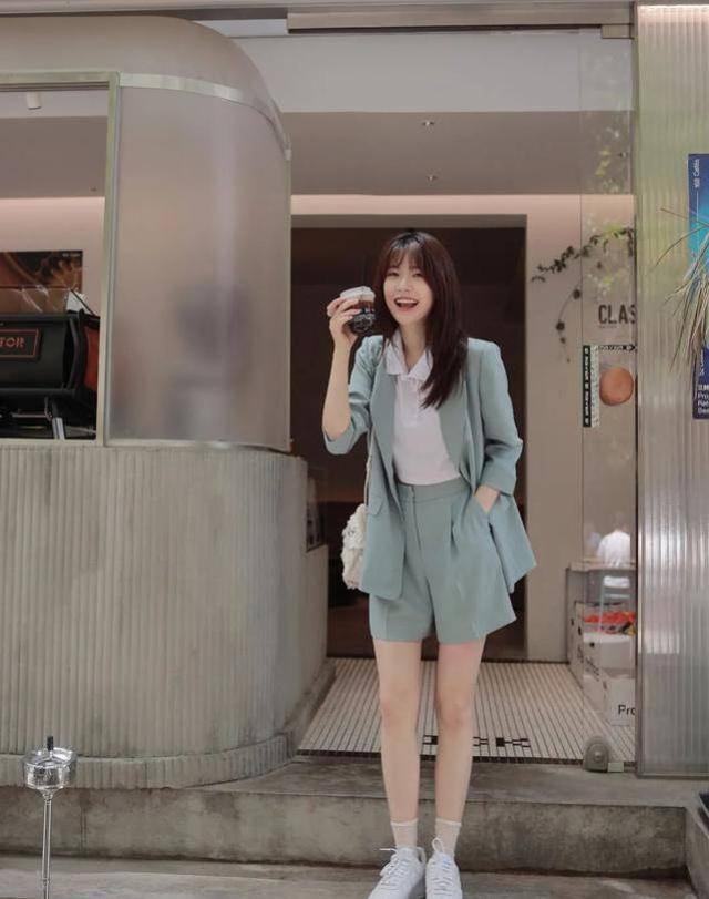 成熟迷人 大方漂亮的美女日常生活美图分享