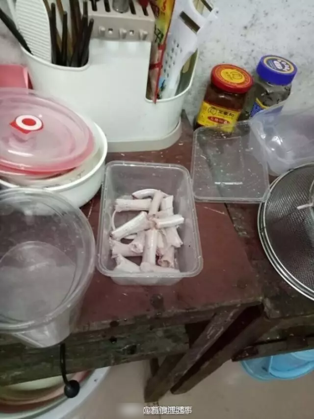 大蛇夜闯女生宿舍 女老师徒手擒蛇做成夜宵