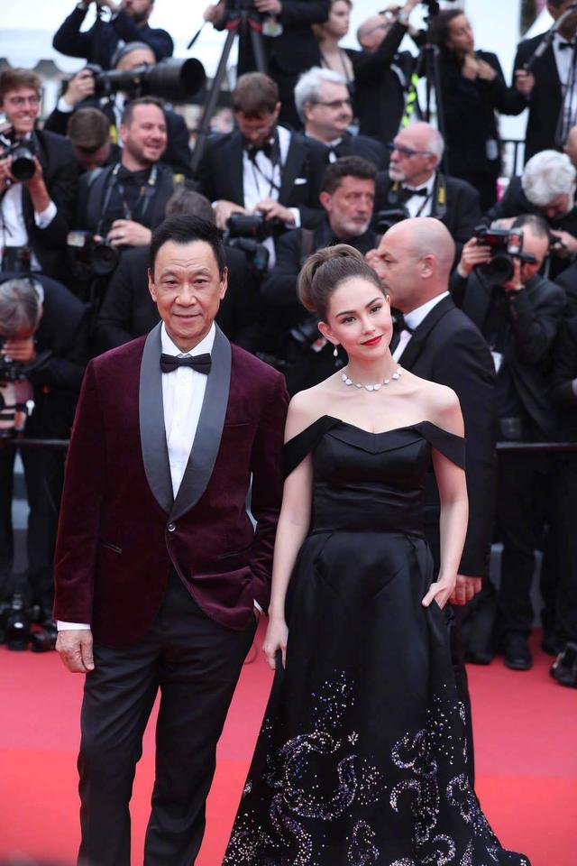 关晓彤薄荷绿礼服裙获赞，胡歌红毯上的“眨眼杀”好迷人！