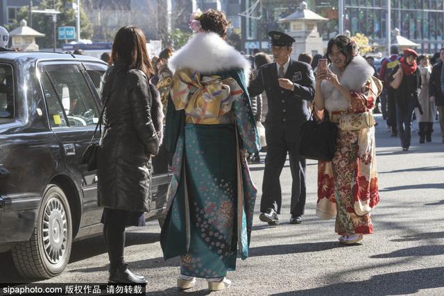 笑靥如花！日本明治神宫举行成人礼 年轻女孩身穿和服拍照