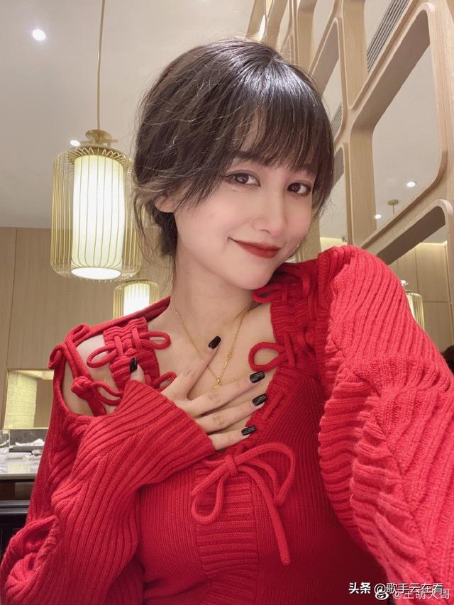 97年美女游戏博主王萌迷人美照欣赏，好漂亮啊