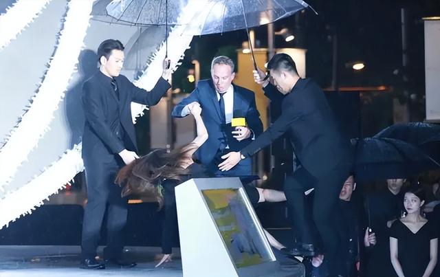 肩带崩断、裙下走光，7位女星走红毯的社死瞬间，画面太尴尬了