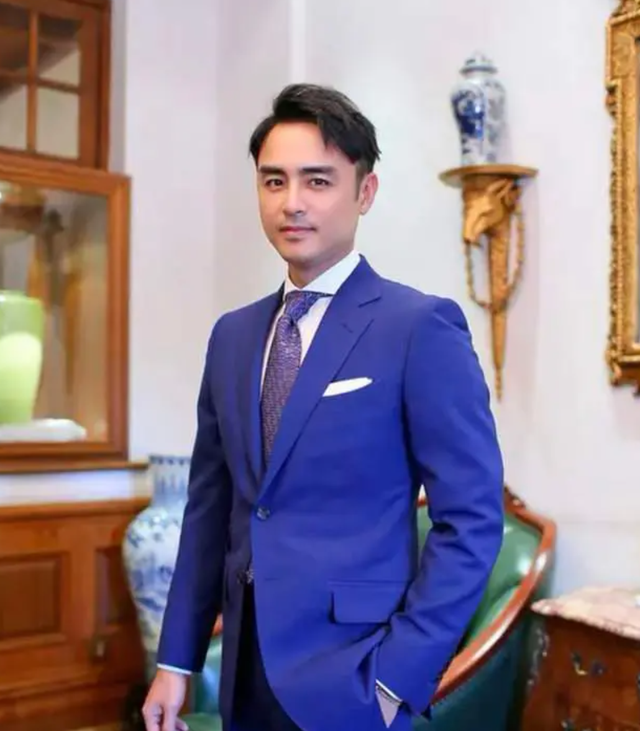 明道夜会两女疑婚内出轨！与高挑美女亲热挽手，发现被拍慌乱甩开