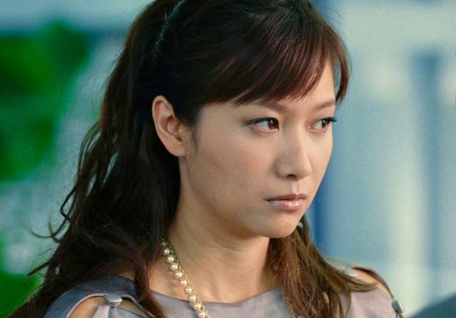 人前很清纯，人后却疯狂？这10位情史混乱的女星，才是“老司机”