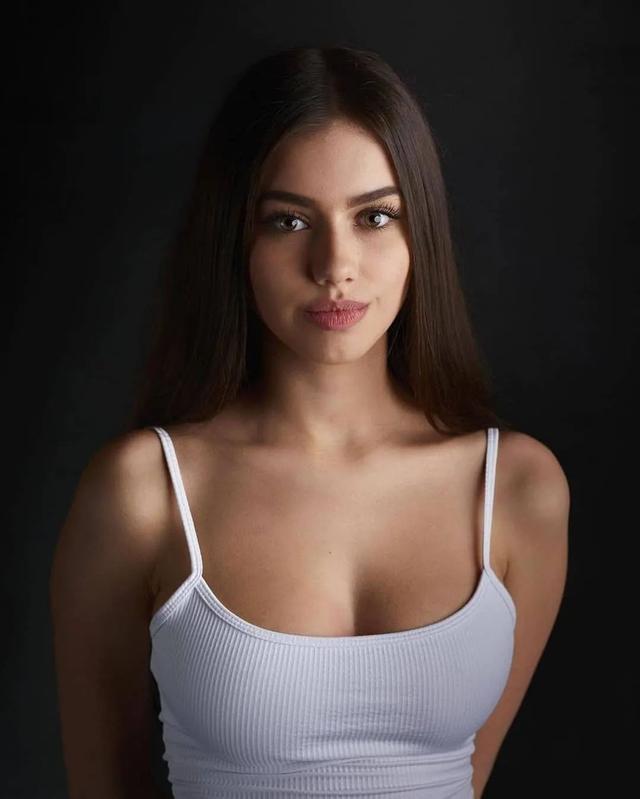 国外的美女：艳丽迷人