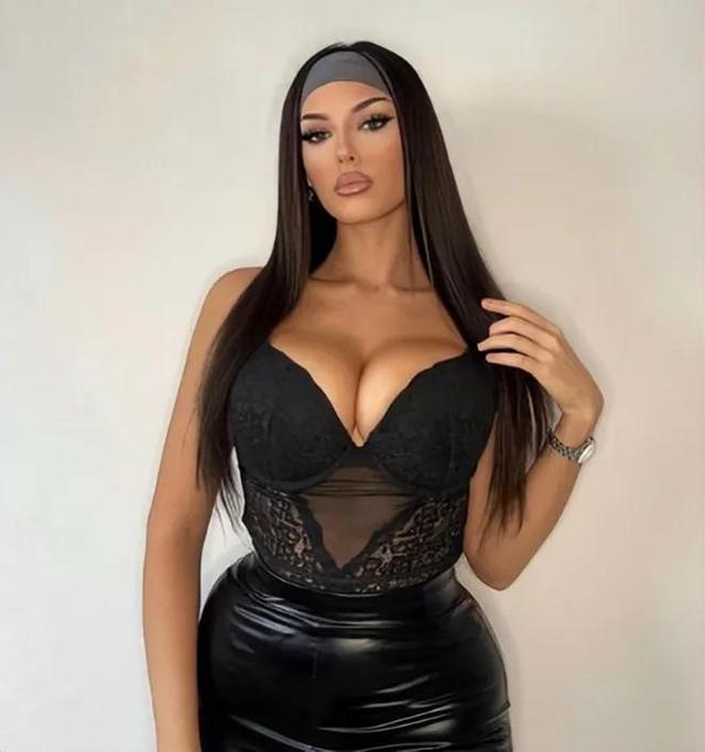 火辣的曲线，迷人的面孔，欧美性感IG网红：Isabella