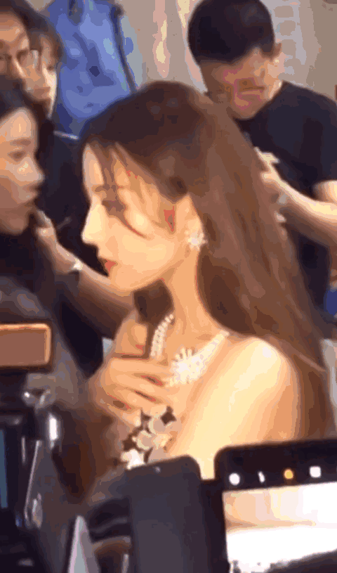 看了迪丽热巴捂胸口，终于知道女明星们有多害怕走光了！