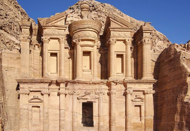 新疆挖掘出4000年前“睡美人”，皮肤吹弹可破，复原图惊艳四方