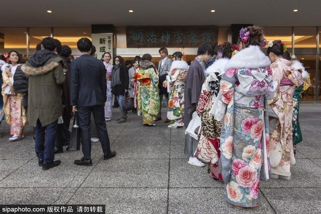 笑靥如花！日本明治神宫举行成人礼 年轻女孩身穿和服拍照