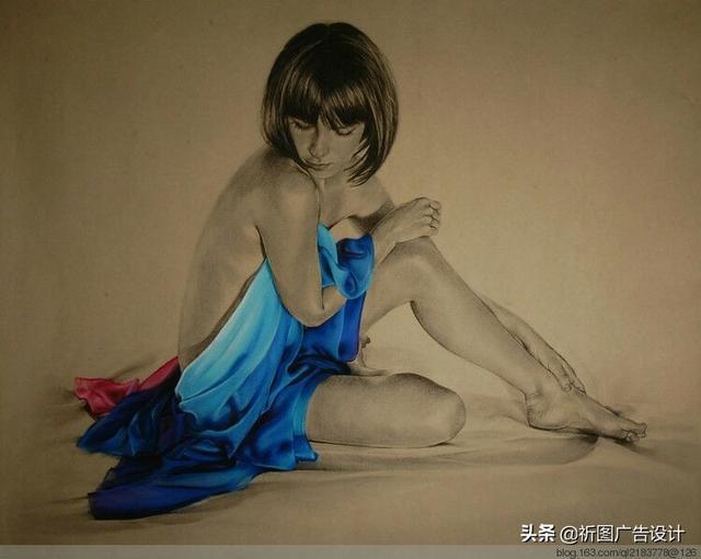她的木炭粉彩画堪称一绝，性感素描将人体线条展现的性感迷人