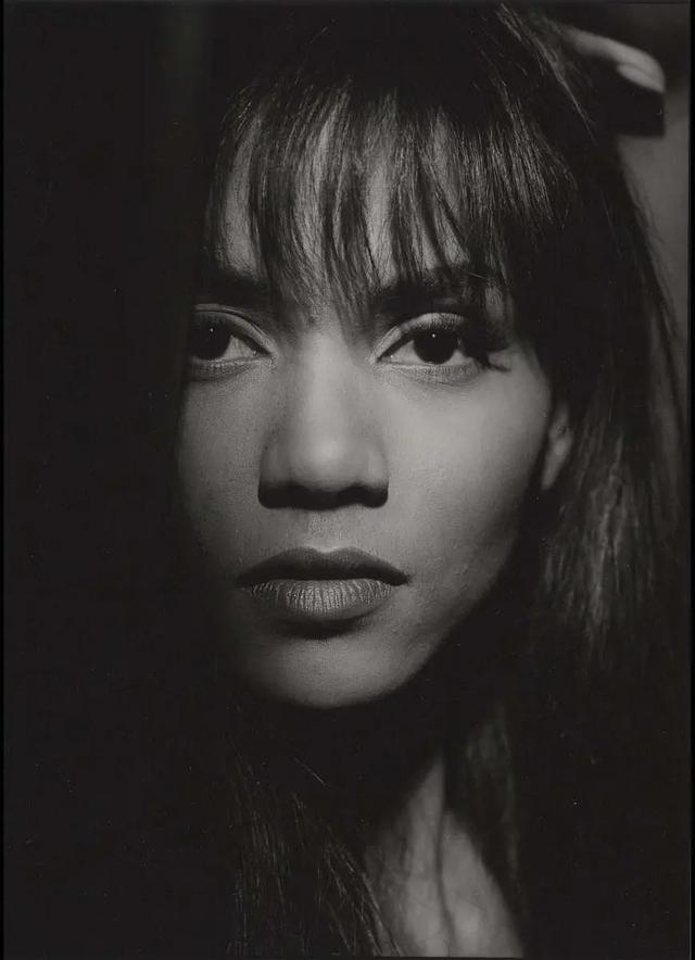 令人惊艳的黑珍珠：伊曼和丈夫甜蜜恩爱24年，哈莉·贝瑞离过3次婚