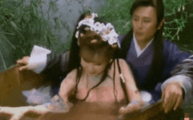 “美人出浴”别尬演，有人一眼万年，有人我想把她按回水里