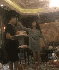 美女在泳池边跳舞，下一秒把我逗笑了，太搞笑了