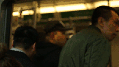 住手，放开那个姑娘