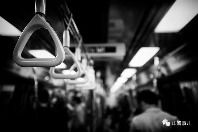 住手，放开那个姑娘