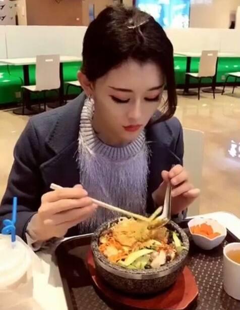 美女餐厅吃饭，一张嘴大家全懵了！邻桌：雌雄难辨！比人妖都美！