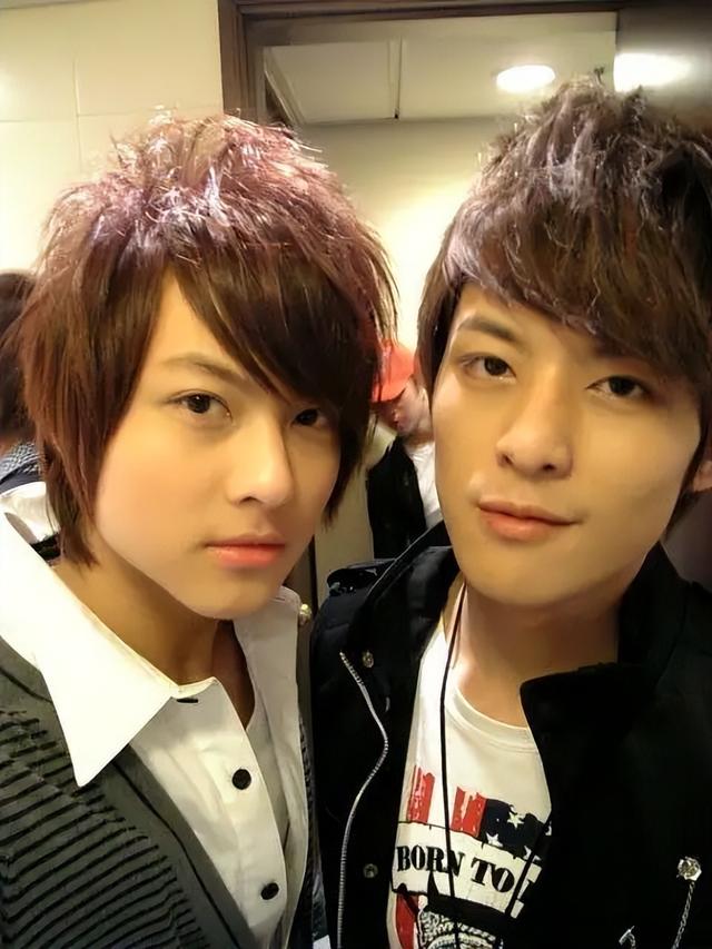 39岁男星曝恋情！与美女十指紧扣当街拥吻，女方打扮性感身材苗条