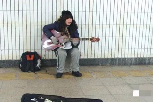“西单女孩”：14岁辍学卖唱，20岁爆红上春晚，现人生状况怎样？