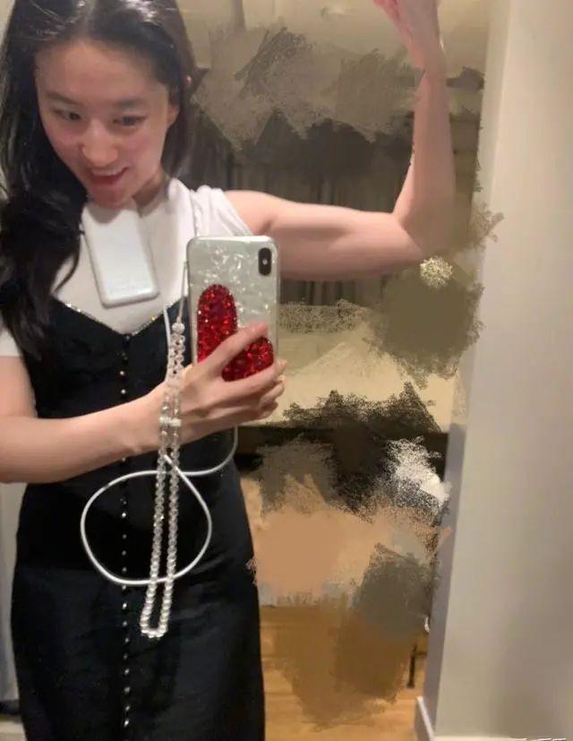 刘亦菲“内衣照”被骂上热搜：她的胸，碍了谁的眼？