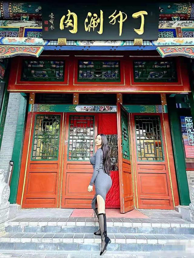 韩国已婚性感女星秀S曲线,大胸翘臀腿还长,紧身裙拍照姿势撩人