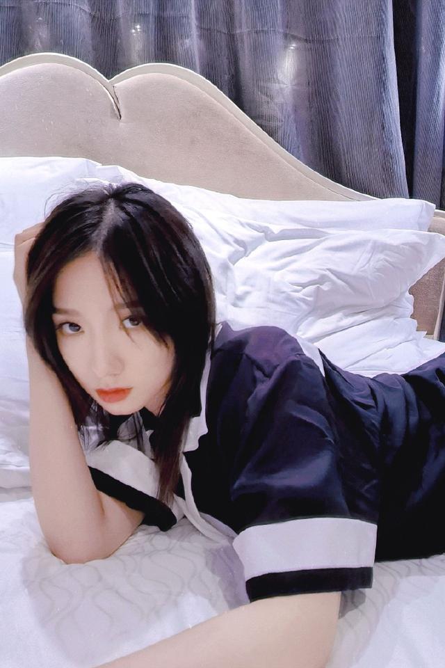 孟美岐趴床上自拍笑侃“做美女好累”，网友：那就做帅哥