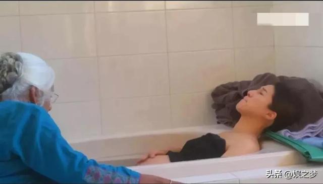 钟嘉欣竟在家生娃！全身赤裸躺浴缸用力，助产士忙孕肚浇水剪脐带