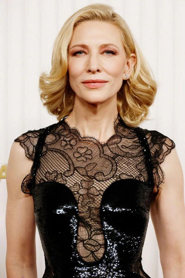 美国这一夜，国际女星风情万种，有人保守有人真大胆，但都不怕冷