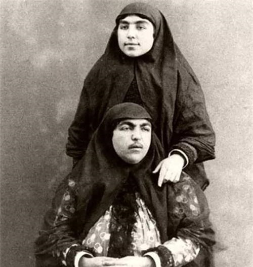 19世纪，波斯女性以壮硕为美，眉毛相连，胡子浓密才是男性的女神