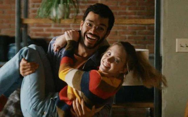 美女偷窥别人隐私生活,却害得男友自杀,尺度和反转令人窒息