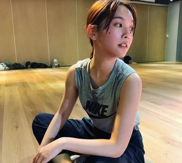 “亚洲第一美女”克拉拉每天秀运动照，但大家看的却是她完美身材