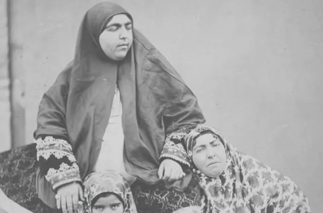 19世纪，波斯女性以壮硕为美，眉毛相连，胡子浓密才是男性的女神