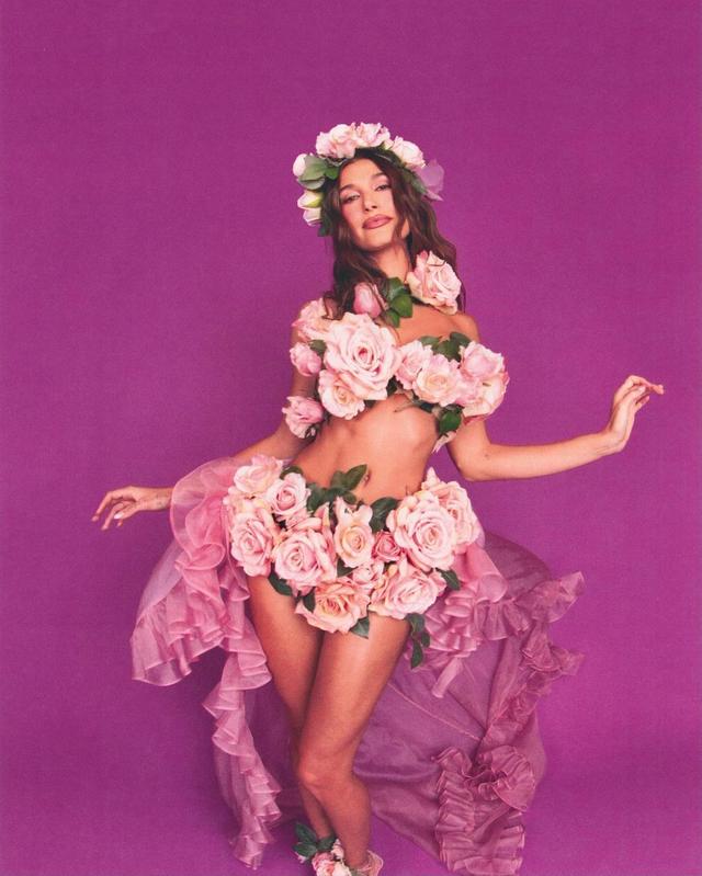 海莉花仙子造型曝光，穿抹胸和短裙大秀身材，马甲线腹肌太抢镜