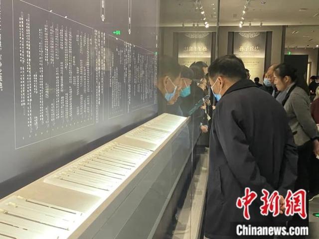 东西问·镇馆之宝丨彭梅:因《狂飙》再火的《孙子兵法》为何被译为“战争的艺术”?