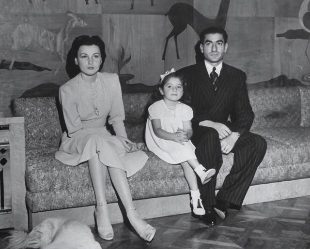 伊朗末代王后：嫁给3婚大19岁国王，母凭子贵坐稳后位