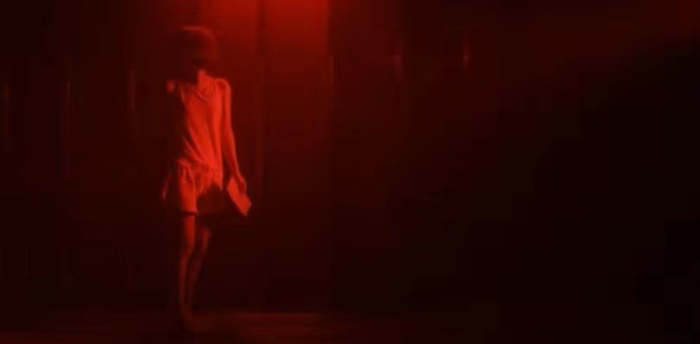 20岁法图麦晒性感美照！秀蛮腰美艳高挑神似爸，或美国出道当演员