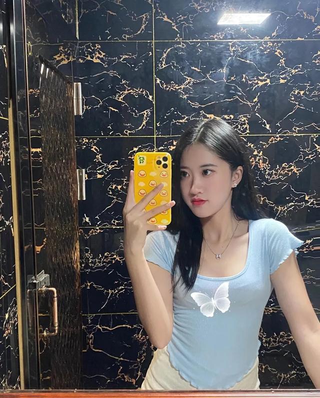 街拍美女清纯小姐姐性感风韵少妇皮肤白皙大长腿高清美女壁纸