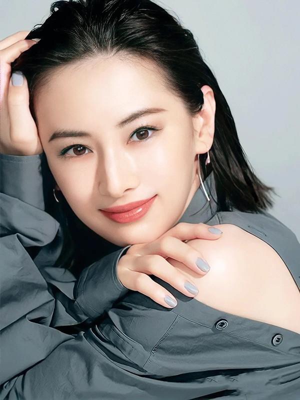 她常年稳居“日本最美女星排行榜”前三,一头短发仍成时尚圈宠儿