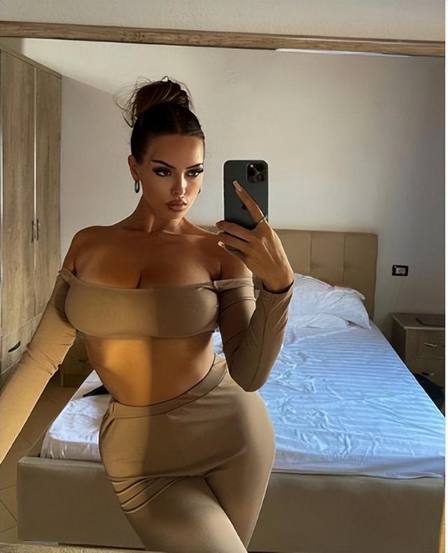 火辣的曲线，迷人的面孔，欧美性感IG网红：Isabella