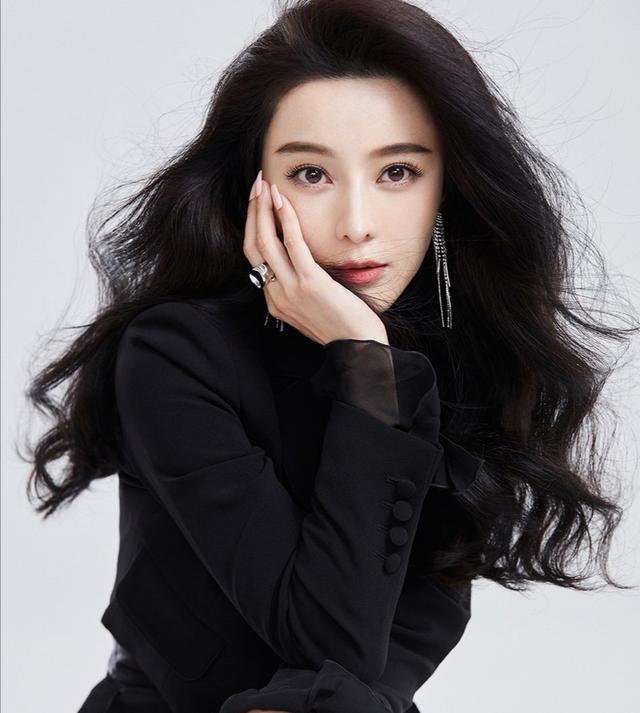 范冰冰晒自拍，颜值依旧黑发如瀑惹人羡，40岁了还想着复出？