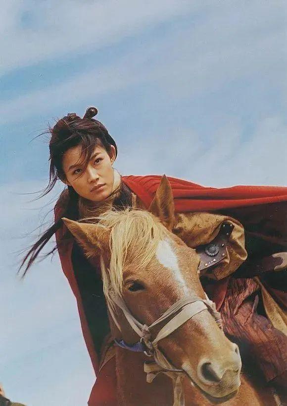 16位女明星骑马大PK！小枫唯美、刘涛好酷、左大玢最让人意外