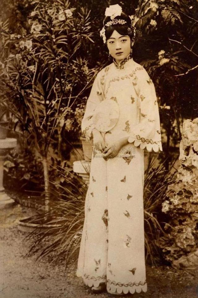 成都姑娘穿清宫服打麻将火了！她们美得让人对清朝服装刮目相看