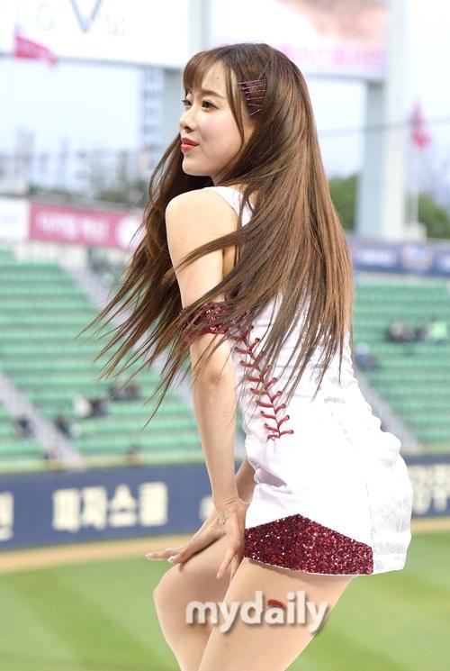 [MD PHOTO] 啦啦队女郎激情热舞助阵韩国职业棒球比赛