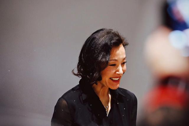 人前很清纯，人后却疯狂？这10位情史混乱的女星，才是“老司机”