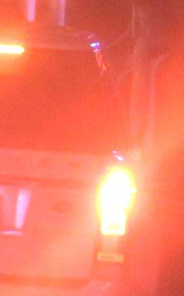 袁姗姗深夜醉酒糗态百出，走路不稳靠异性搀扶，不顾形象路边狂吐