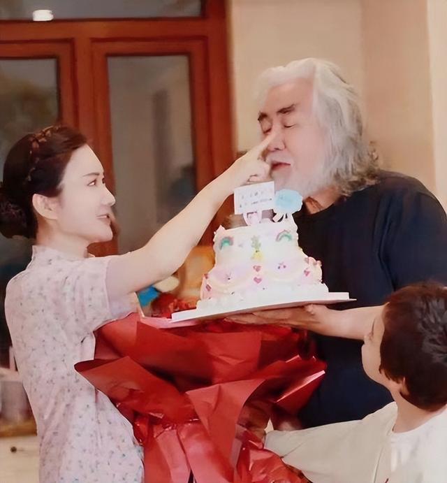71岁张纪中意外曝出娇妻哺乳照！夫妇差31岁，娇妻为他再添两胎