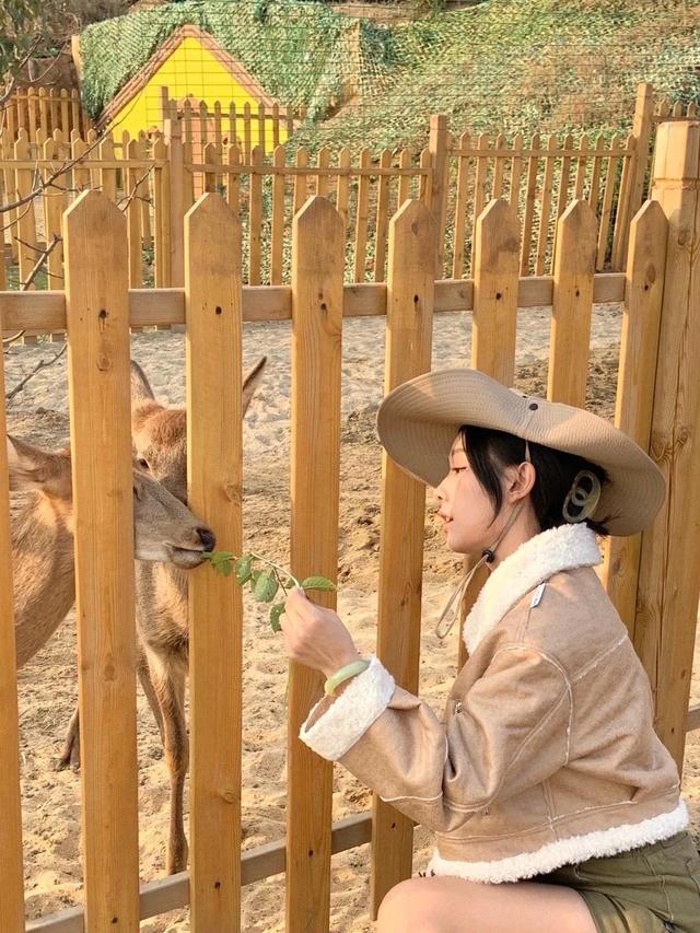 清纯靓丽女明星鲁照华，甜妹子瞬变酷妹，休闲露营东方绿舟
